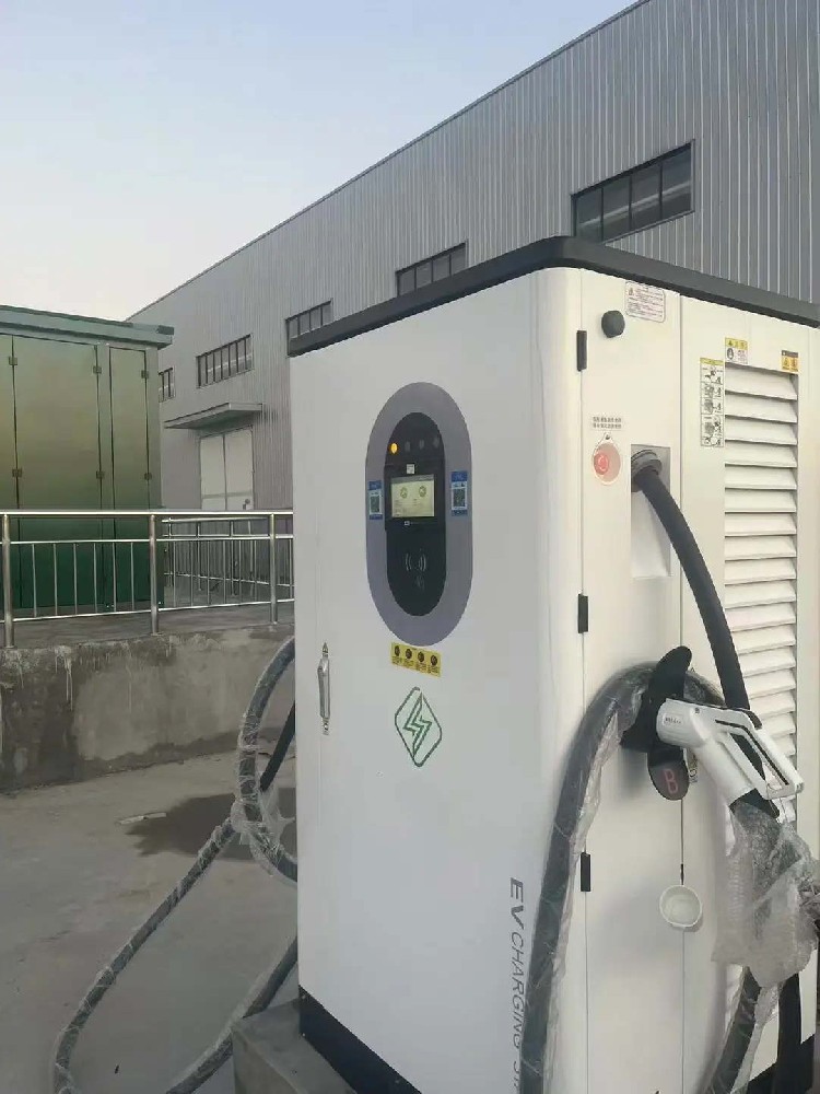 伊朗工业园区停车场：360kW直流双枪新能源汽车充电站